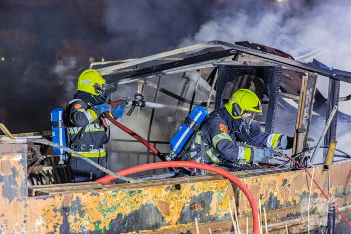 Woonboot verwoest door brand