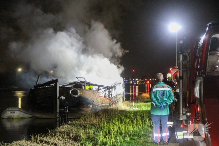 Woonboot verwoest door brand