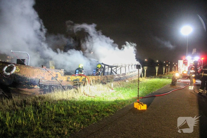 Woonboot verwoest door brand