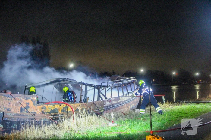 Woonboot verwoest door brand