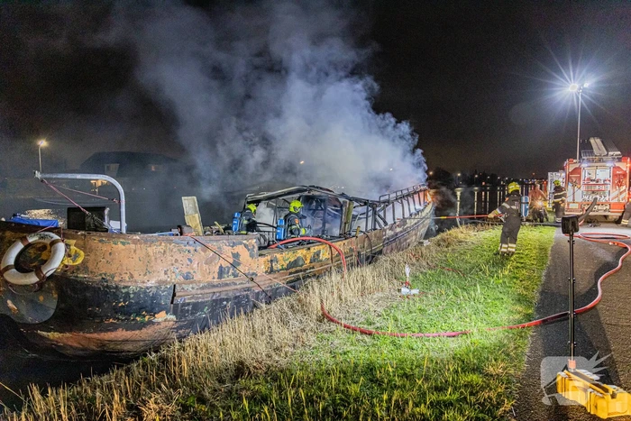 Woonboot verwoest door brand