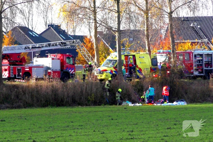 Auto raakt van weg en belandt op de kop in sloot