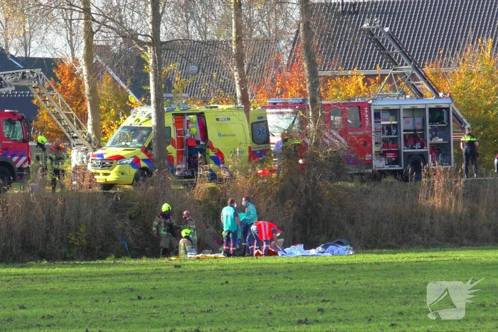 Auto raakt van weg en belandt op de kop in sloot