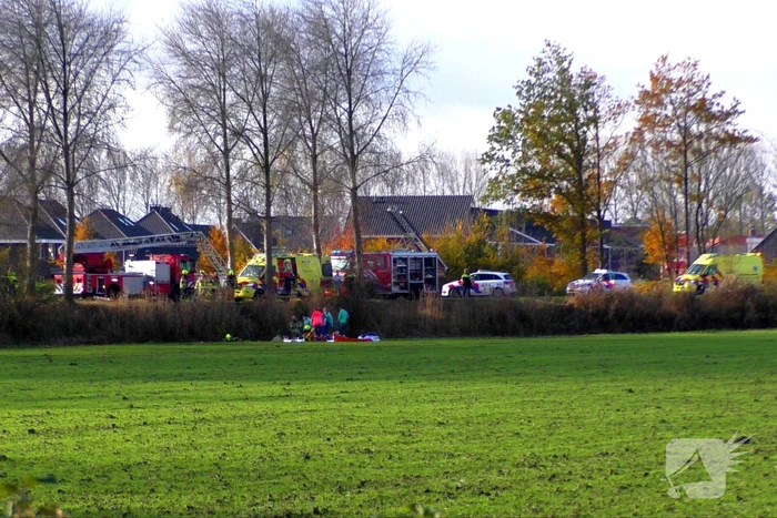 Auto raakt van weg en belandt op de kop in sloot