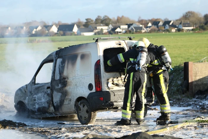 Bestelbus vliegt in brand