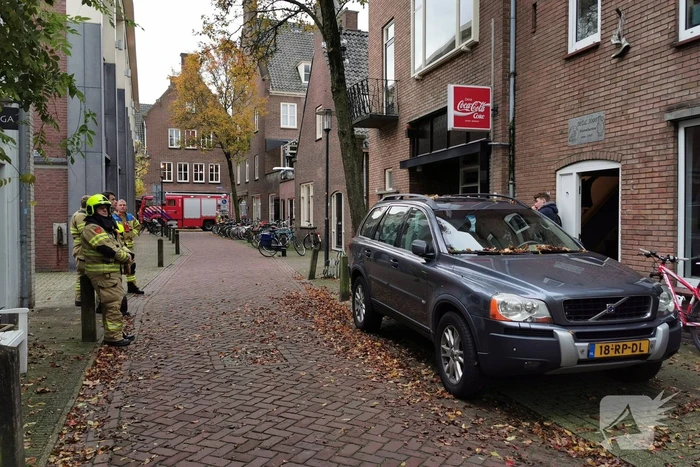 Persoon blust brand in woning