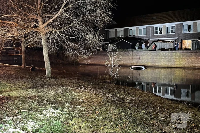 Auto raakt te water na vergeten handrem