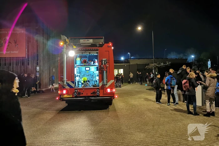 Sporthal ontruimd door brand in keuken