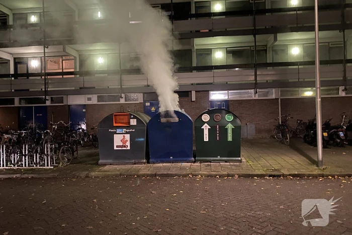 Brandweer blust brandende container