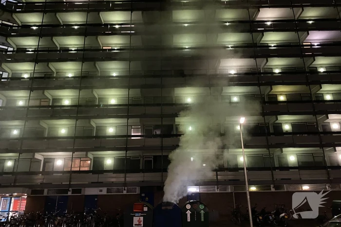 Brandweer blust brandende container