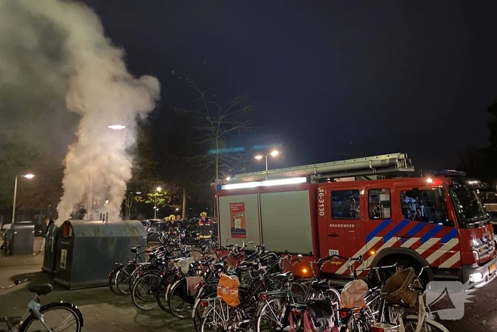 Brandweer blust brandende container