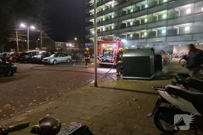 Brandweer blust brandende container