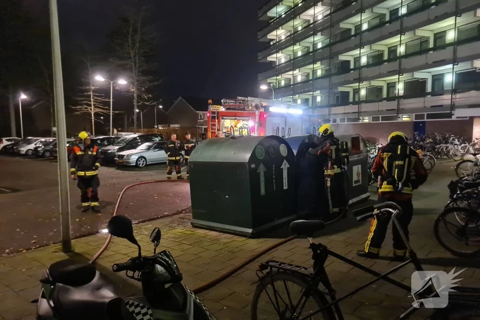 Brandweer blust brandende container
