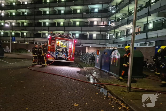 Brandweer blust brandende container