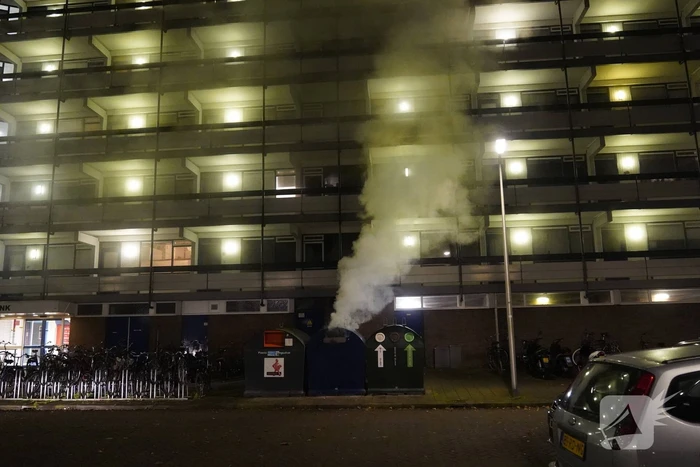 Brandweer blust brandende container