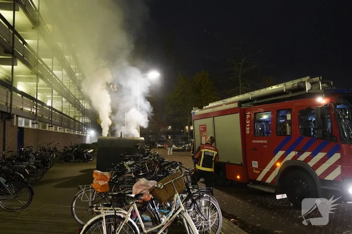 Brandweer blust brandende container