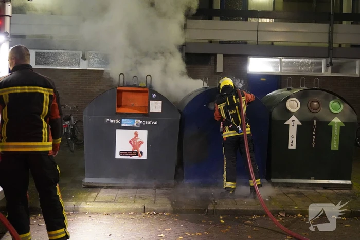 Brandweer blust brandende container