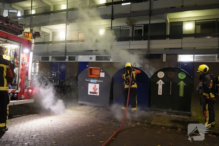 Brandweer blust brandende container