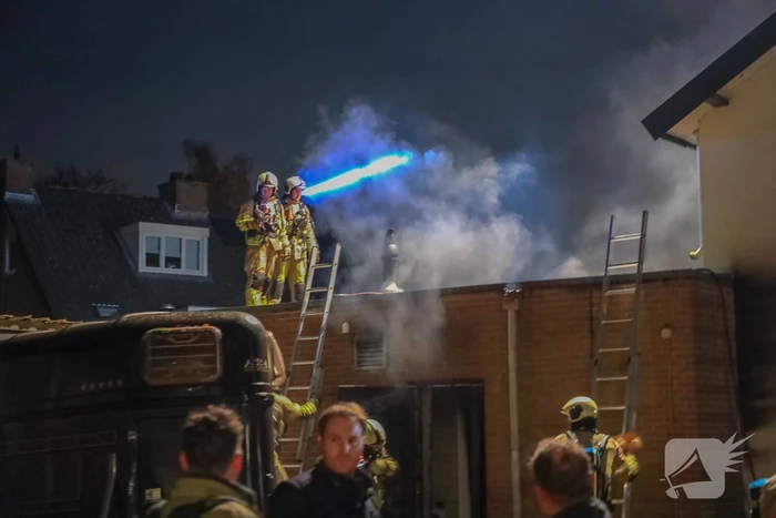 Uitslaande brand in winkelpand