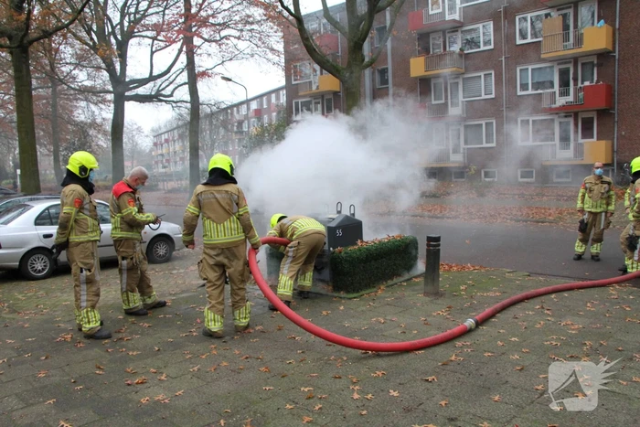 Veel rookontwikkeling door brand in ondergrondse container