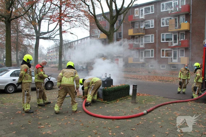 Veel rookontwikkeling door brand in ondergrondse container