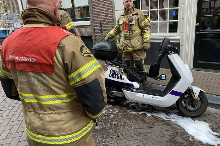 Deelscooter vliegt al rijdend in brand