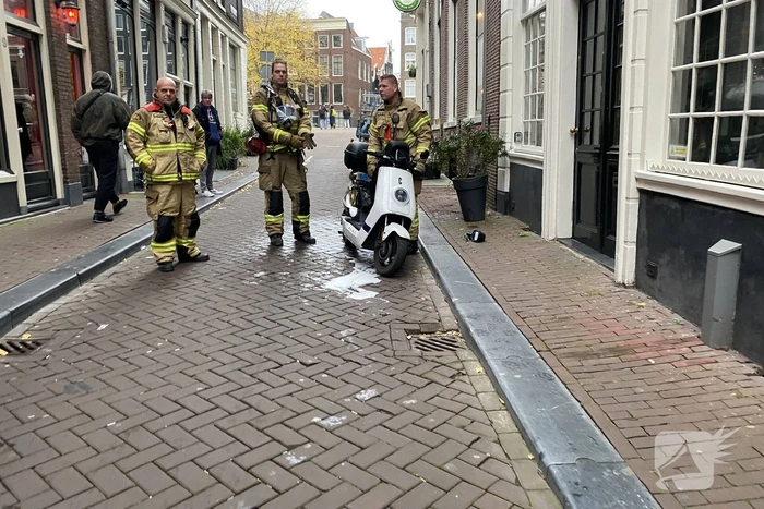 Deelscooter vliegt al rijdend in brand