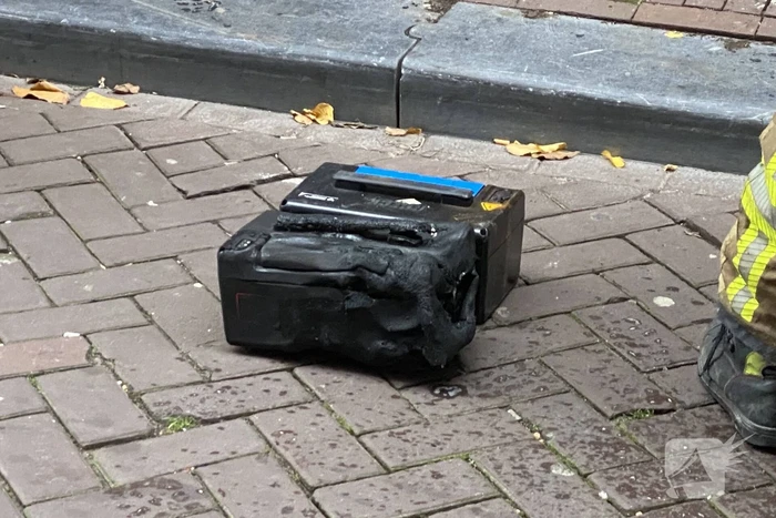 Deelscooter vliegt al rijdend in brand