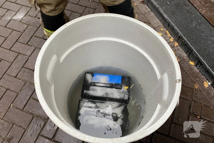 Deelscooter vliegt al rijdend in brand
