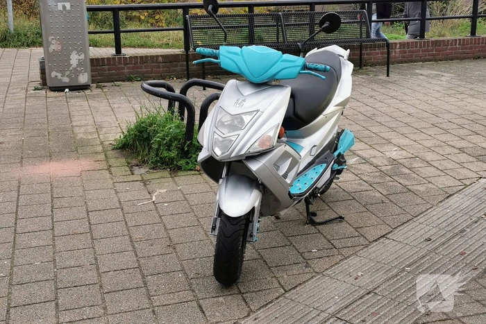 Scooterrijder ten val na botsing met hekwerk