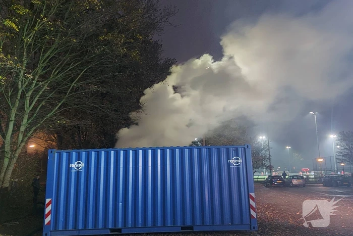 Zeecontainer met oud papier in brand gestoken