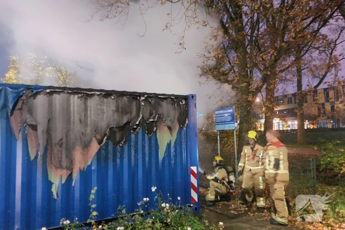 Zeecontainer met oud papier in brand gestoken
