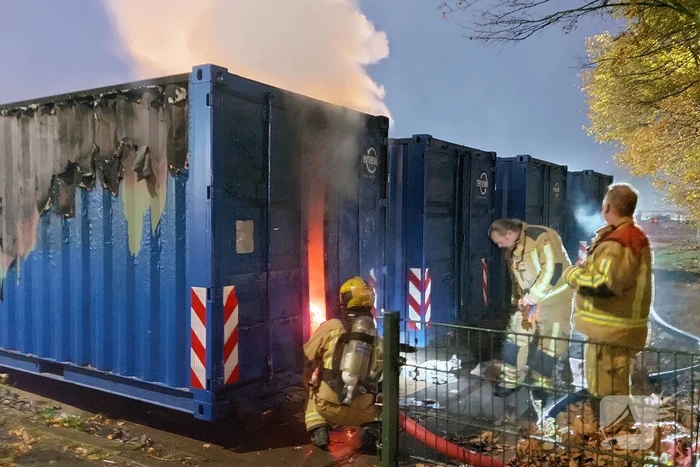 Zeecontainer met oud papier in brand gestoken