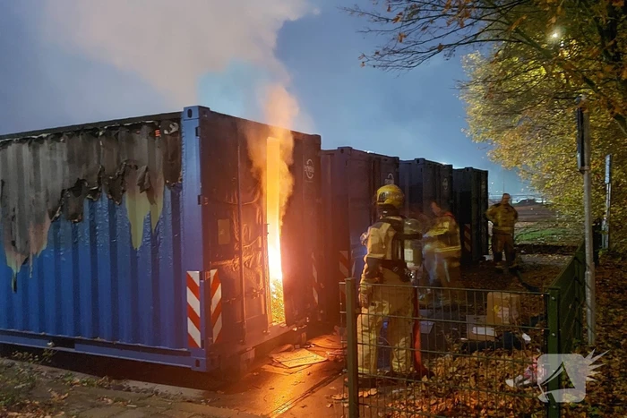 Zeecontainer met oud papier in brand gestoken