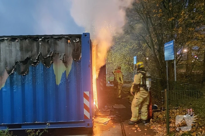 Zeecontainer met oud papier in brand gestoken