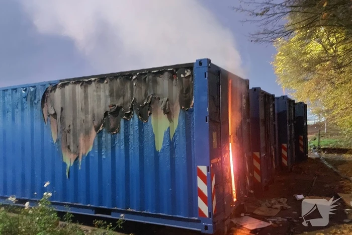 Zeecontainer met oud papier in brand gestoken
