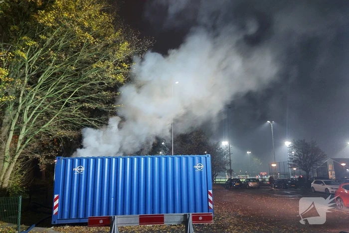 Zeecontainer met oud papier in brand gestoken