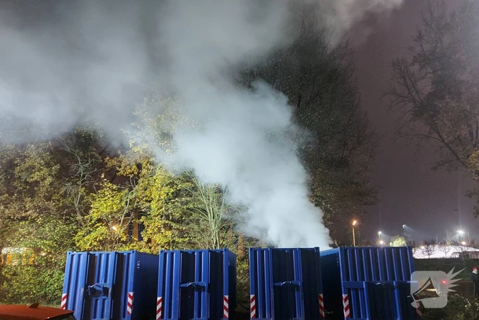 Zeecontainer met oud papier in brand gestoken