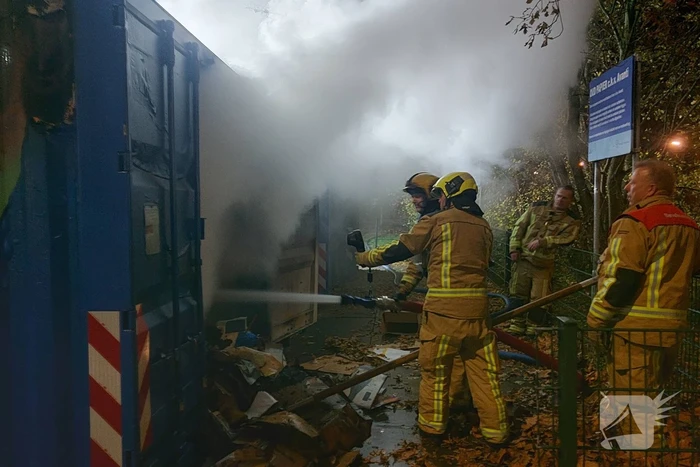 Zeecontainer met oud papier in brand gestoken