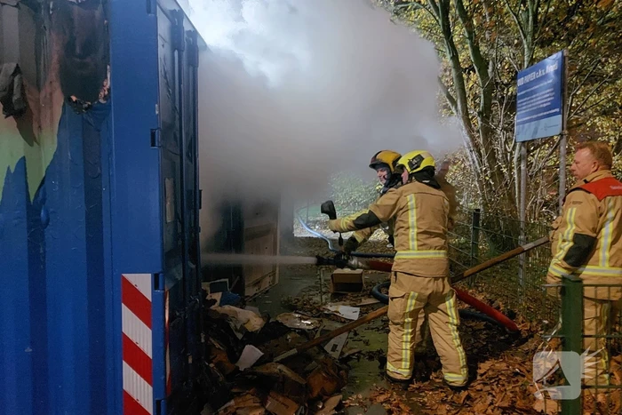 Zeecontainer met oud papier in brand gestoken