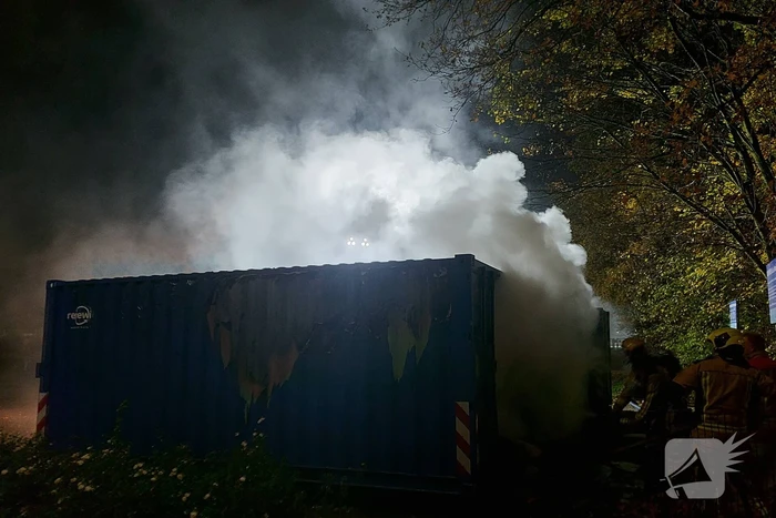 Zeecontainer met oud papier in brand gestoken