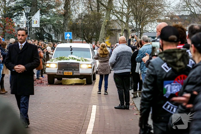 Afscheidsdienst van Mark Elbers druk bezocht