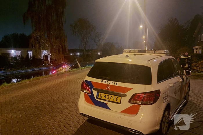 Personenauto raakt te water