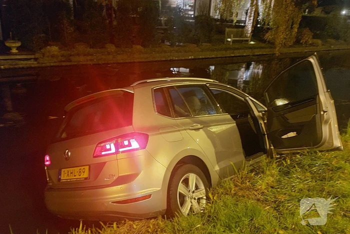 Personenauto raakt te water