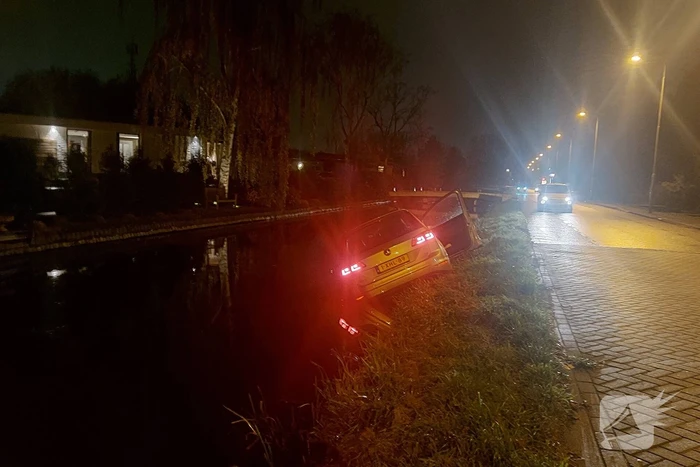 Personenauto raakt te water