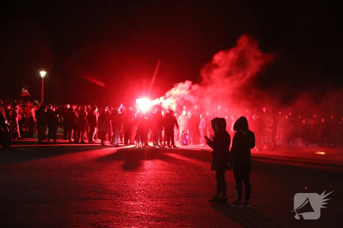 Vuurwerk en muziek bij corona demonstratie