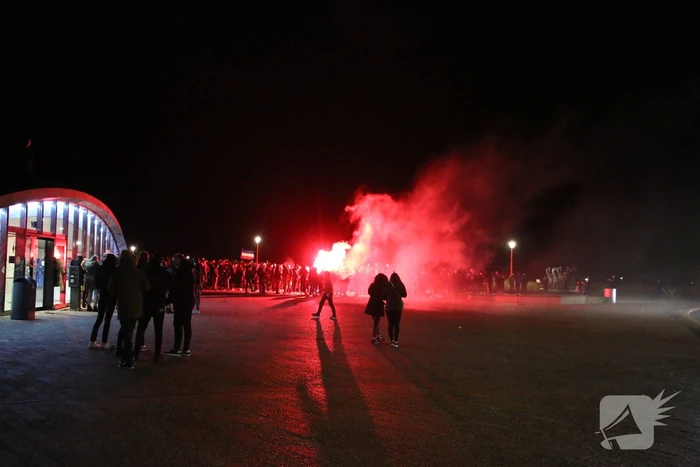Vuurwerk en muziek bij corona demonstratie