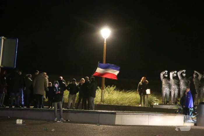 Vuurwerk en muziek bij corona demonstratie