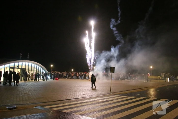 Vuurwerk en muziek bij corona demonstratie