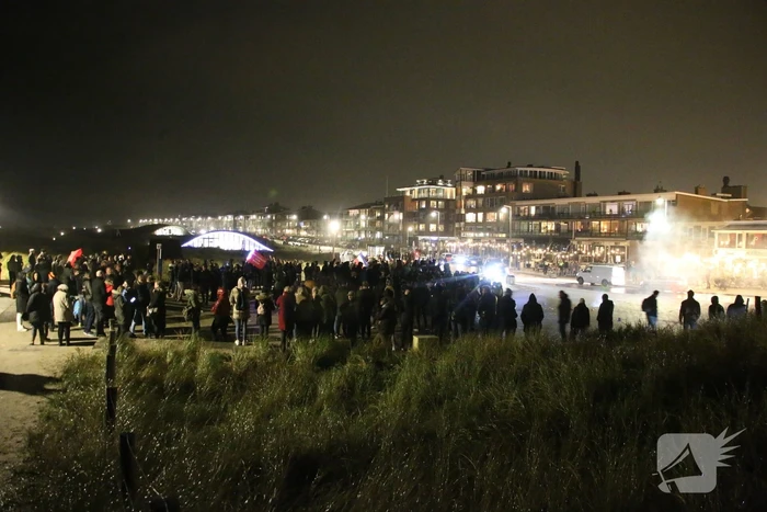 Vuurwerk en muziek bij corona demonstratie